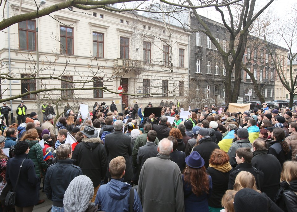 Protest przed konsulatem rosyjskim w Krakowie