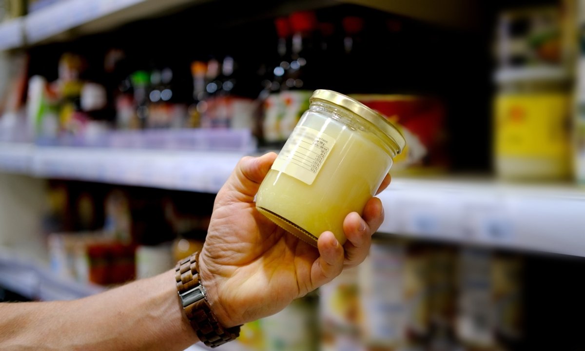 Większość z nas przechowuje miód w kuchennej szafce. "To błąd" – mówi pszczelarz