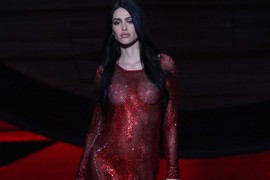 Okrenula se i pokazala SVE: Zbog ovog "Viktorijinog anđela" i najprovokativnije GOLE HALJINE SU OTIŠLE U ISTORIJU