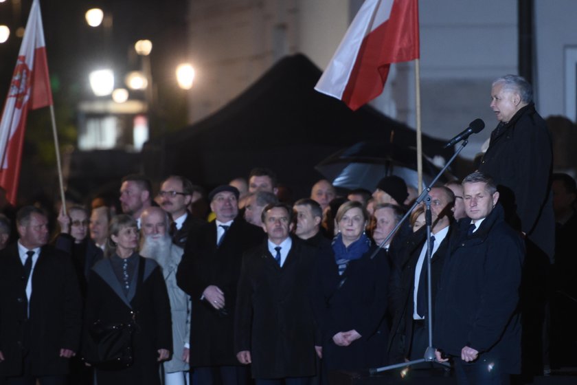 Kaczyński na miesięcznicy: białe róże to symbol nienawiści