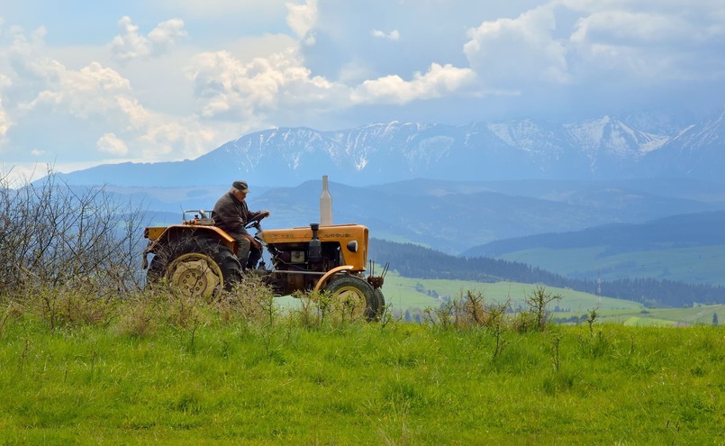 Rolnik na traktorze