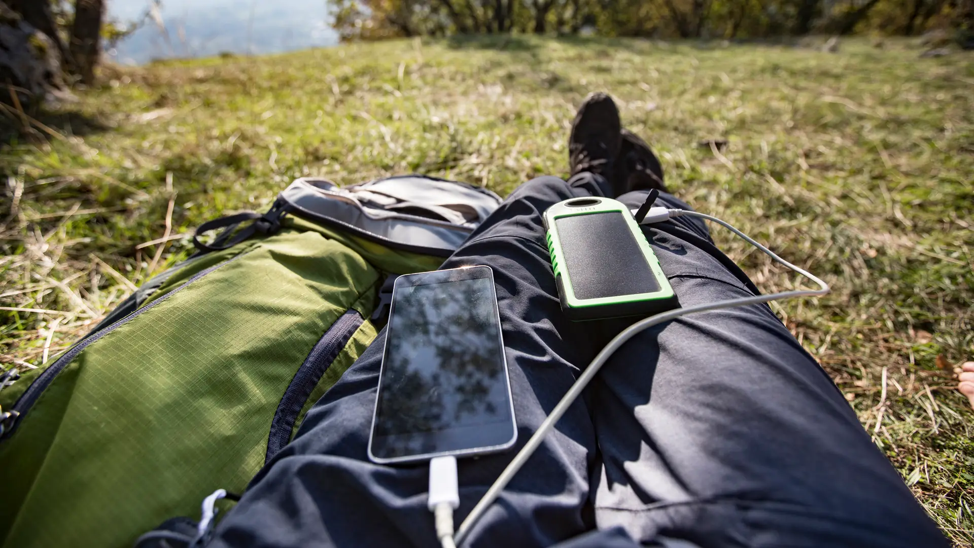 Solarny powerbank naładuje telefon na kempingu i podczas wędrówki