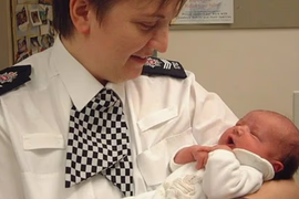 Saru je majka 2001. OSTAVILA U GARAŽI KAO BEBU OD SAT VREMENA i pobegla: Posle 24 godine OBRATILA JOJ SE JAVNO - i nastao je muk! Ove reči bole više nego najgore uvrede