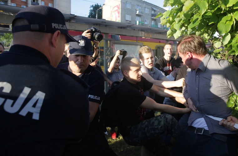 Starcia przed teatrem