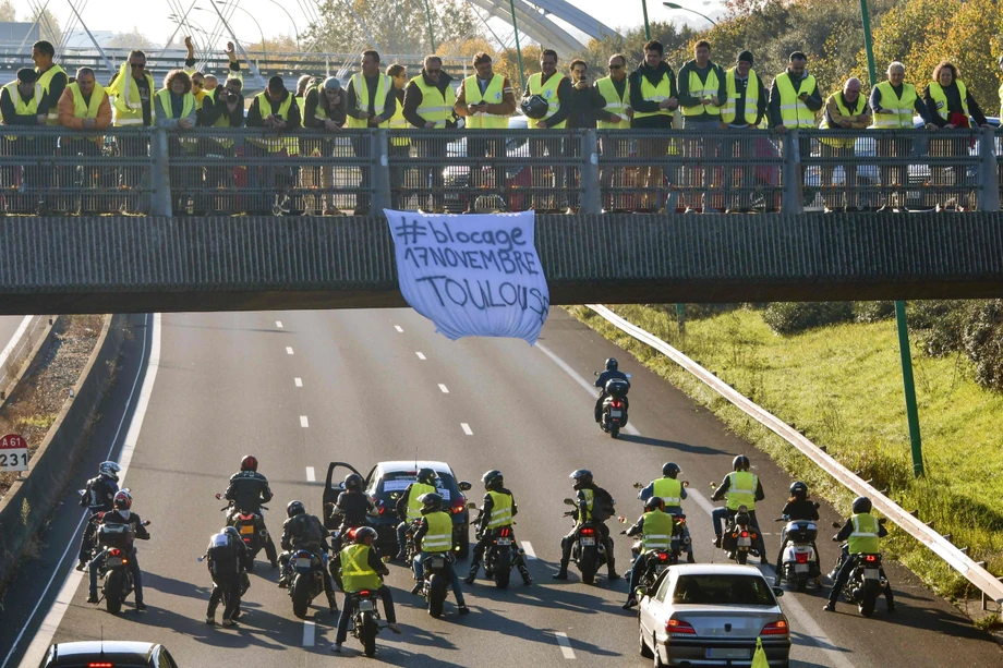 Protest przeciwko nowym podatkom od paliw we Francji.