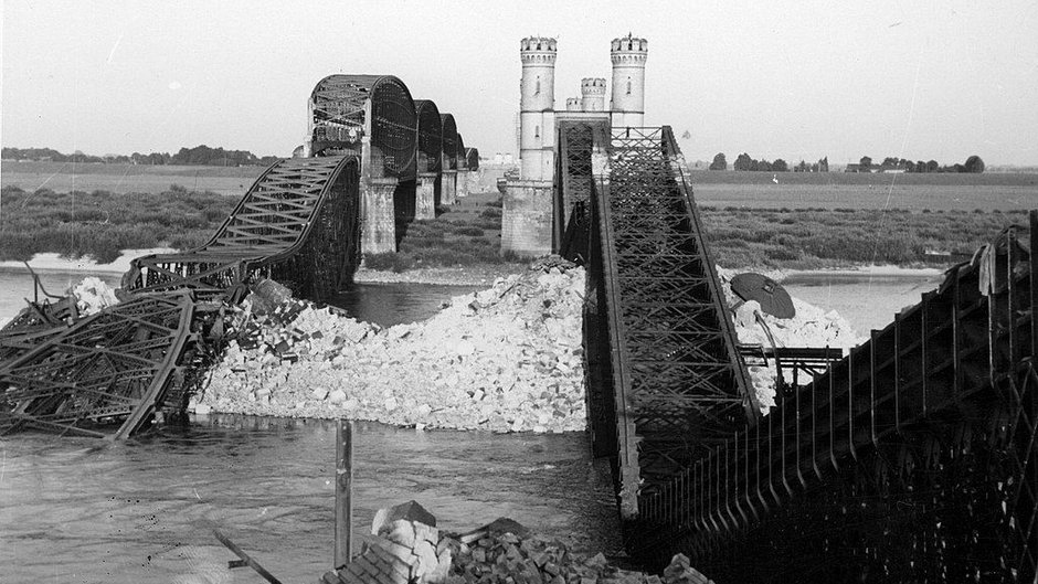 Mosty w Tczewie wysadzone przez polskich saperów 1 września 1939 r.