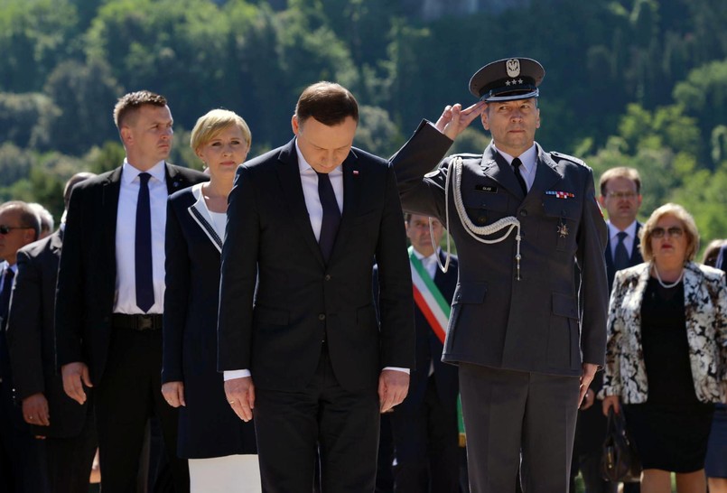 Andrzej Duda z żoną Agatą oraz Dowódca Garnizonu Warszawa pułkownik Robert Głąb podczas uroczystości upamiętniających 72. rocznicę zakończenia bitwy o Monte Cassino na polskim Cmentarzu Wojennym na Monte Cassino