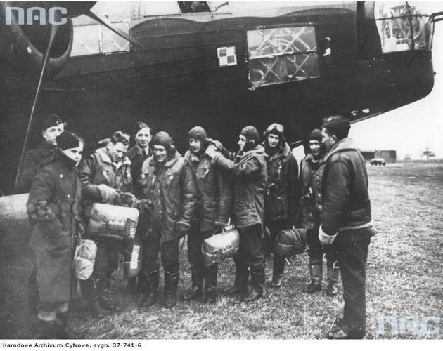 Członkowie załogi samolotu Wellington przed lotem bojowym