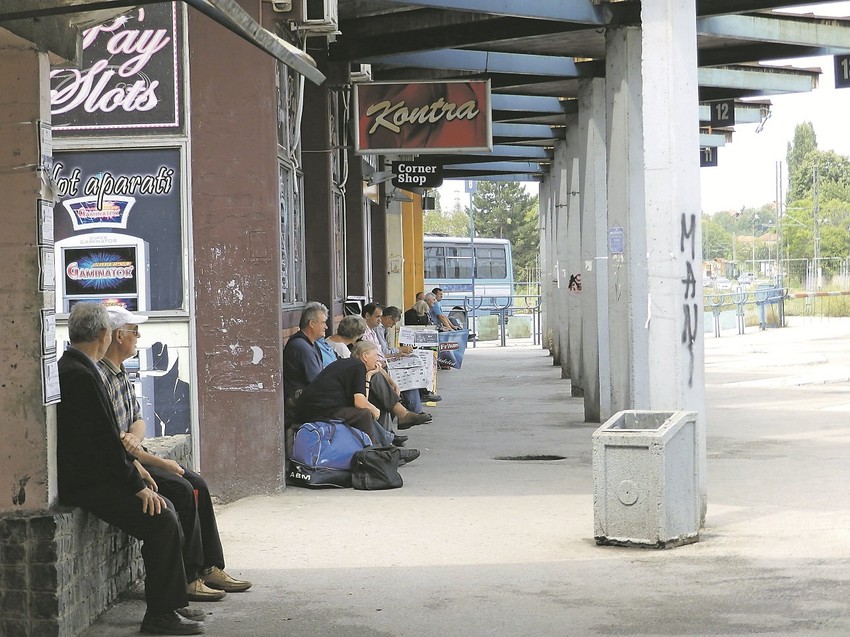 PRAZNI PERONI: „Autotransport“ za prevoz penzionera i đaka od grada mesečno dobija šest miliona