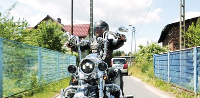 Ksiądz udzielił motocykliście ostatniego namaszczenia