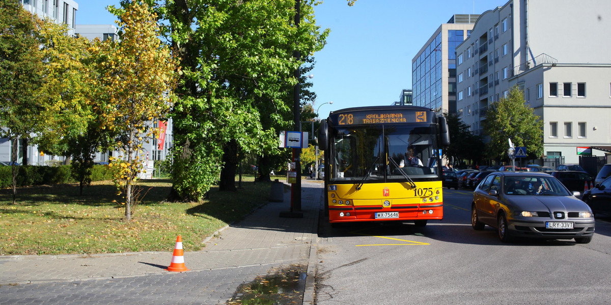 218 jedzie przez Służewiec