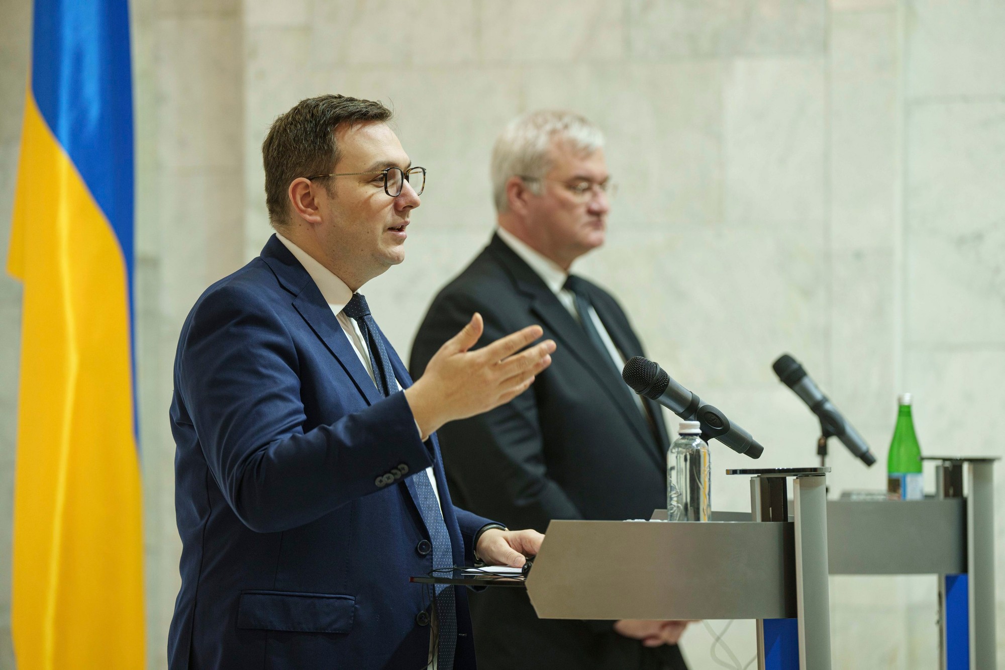 Český minister zahraničných vecí Jan Lipavský (vľavo) a jeho ukrajinský rezortný kolega Andrij Sybiha.