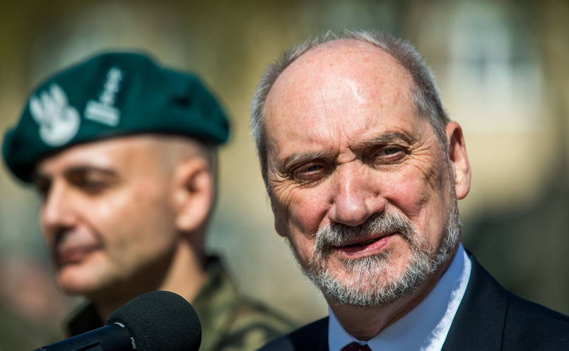 Minister obrony Antoni Macierewicz (P) oraz dowódca NFIU płk Artur Bogowicz (L) w kwaterze NATO Force Integration Unit w Bydgoszczy