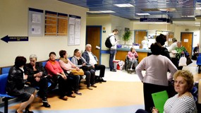 Nowa grupa pacjentów zyska prawo do leczenia bez kolejki. Zmiany w systemie NFZ coraz bliżej