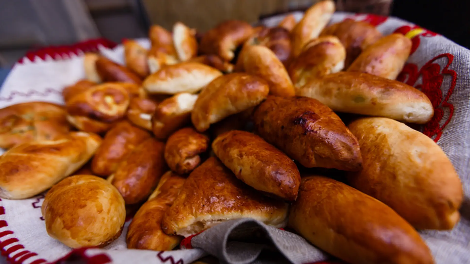 Drożdżówki z serem - przepis na smakowite bułeczki