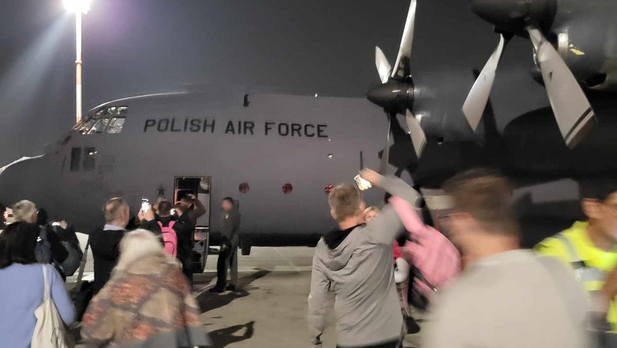 Kolejne loty ewakuacyjne do Polski. "Lotnisko było ostrzeliwane"