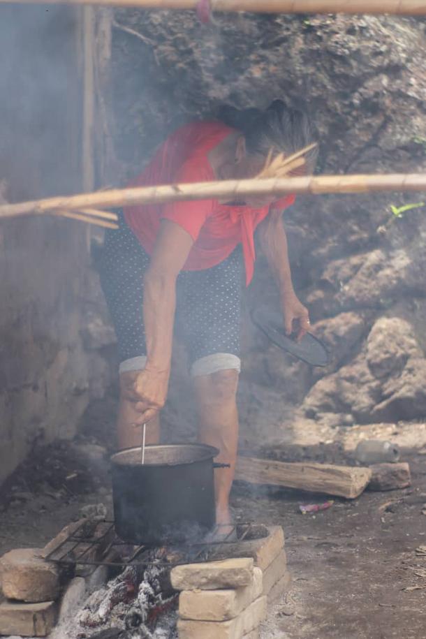 Wenezuela głoduje i choruje. Ze względu na brak dostępu do prądu czy gazu kobieta zmuszona jest gotować na drewnie przyniesionym z lasu lub zebranym w innym miejscu. Zdjęcia dzięki uprzejmości PMM.