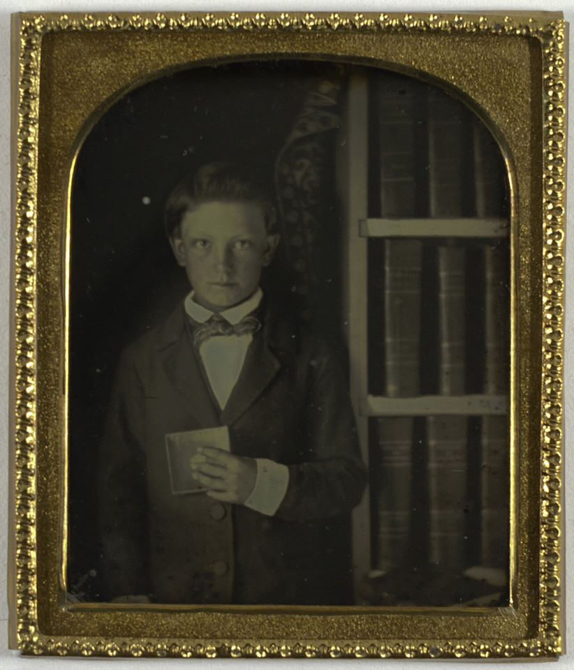 Brak autora - "Boy Holding a Daguerreotype" (lata 50. XIX wieku)