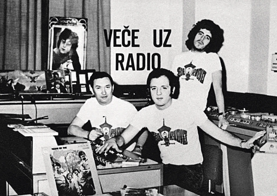 Na snimanju emisije za mlade "Veče uz radio" 70-ih godina. urednik i voditelj Nikola Karaklajić, snimatelj Boban Petrović i saradnik Petar Popović
