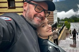 Slavni ruski reditelj zaprosio glumicu koja je MLAĐA OD NJEGOVE NAJMLAĐE ĆERKE: Kad su ljudi videli dve devojke zajedno uhvatili su se za glavu i pripala im je muka: "Vi ste za PSIHIJATRE"