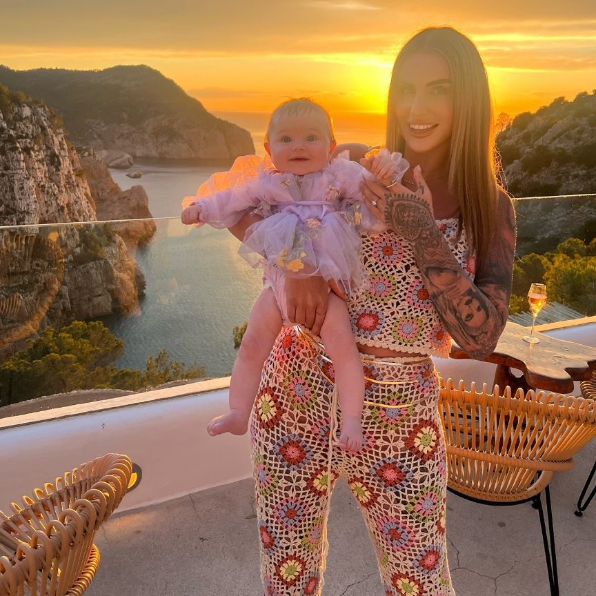 Lisa naďalej verejne zdieľa svoj smútok s cieľom podporiť iné rodiny po celom svete.