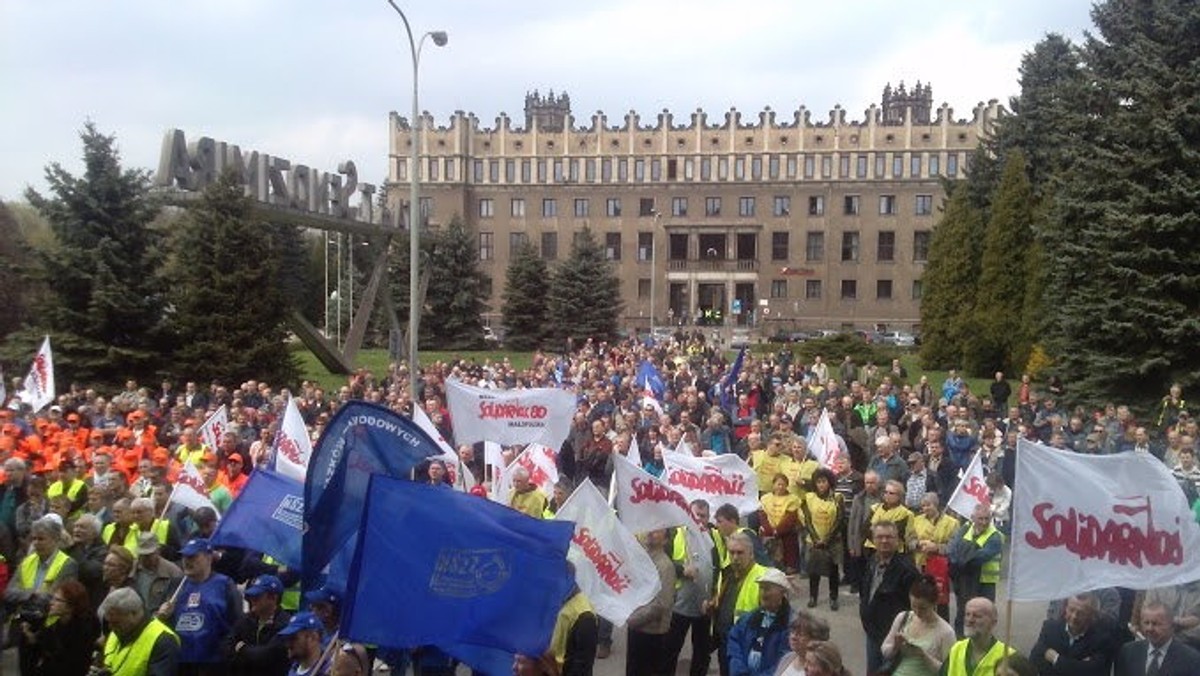 Małopolscy politycy Prawa i Sprawiedliwości po raz kolejny apelują do rządu o pomoc dla branży hutniczej w Krakowie. Zakładowi ArcelorMittal (dawna Huta im. Sendzimira) w Nowej Hucie grozi wygaszenie głównego pieca, co oznacza zwolnienia dla tysięcy pracowników. Dlatego PiS oczekuje, że w Krakowie pojawi się premier Ewa Kopacz i przedstawi propozycje mające na celu zabezpieczenie funkcjonowania huty.