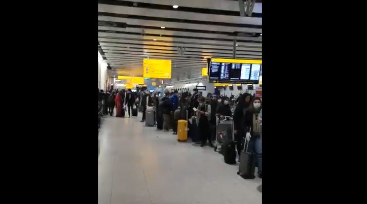 Emberek tömött sorokban a járvány idején a londoni Heathrow repülőtéren / Fotó: Twitter