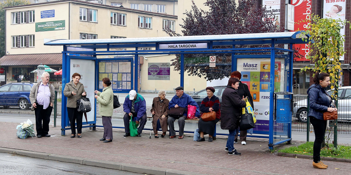 Większe rozkłady na przystankach.