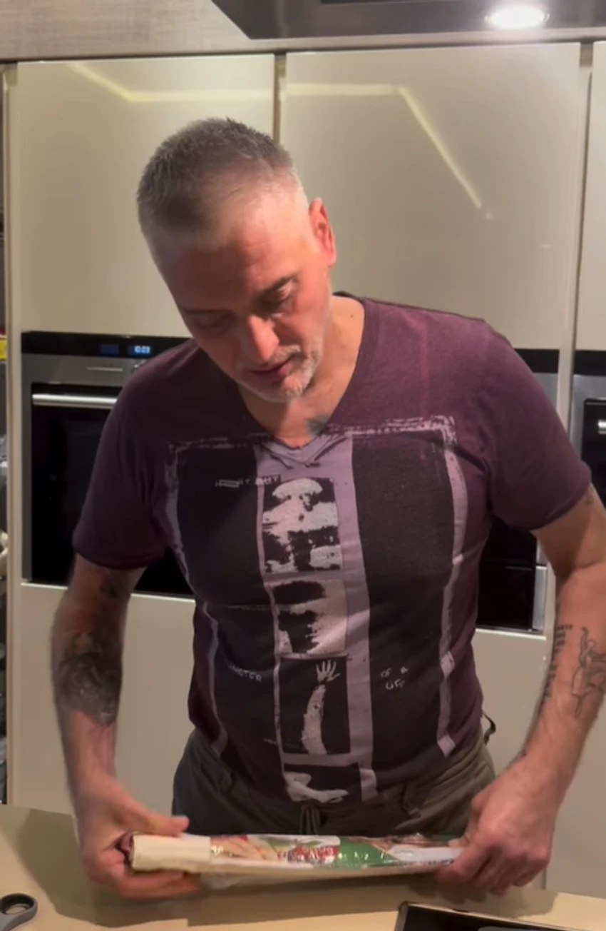 Čeda Jovanović sprema krompirušu sebi i Aci