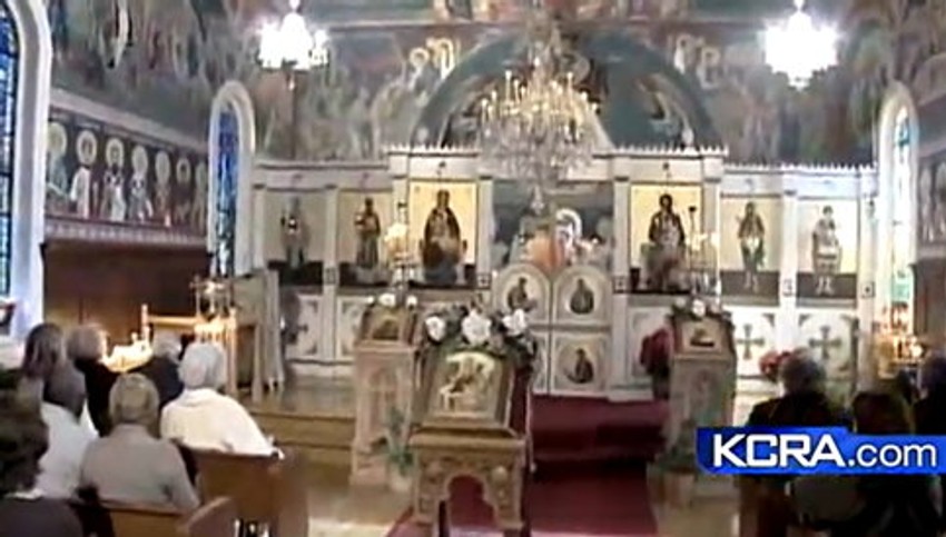 TV prilog počinje snimcima bogosluženja u Crkvi Svetog Save u Džeksonu