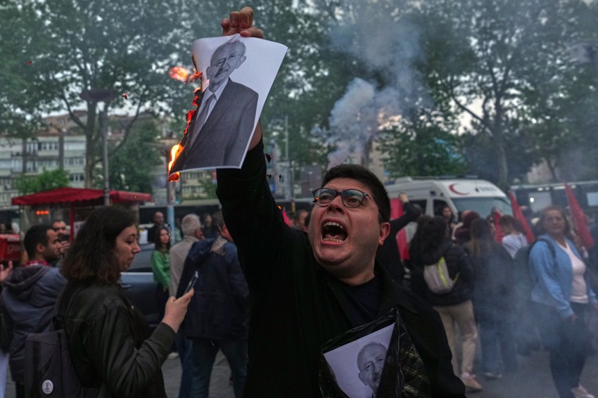 Zapaljena slika Kemala Kiličdaroglua na protestu u Istanbulu 22. maja