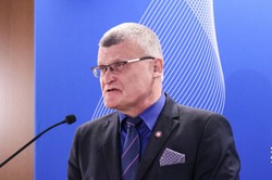 Obowiązek noszenia maseczek wróci? Stanowcze słowa Grzesiowskiego