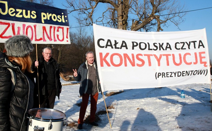 W czasie, gdy kolumna z Andrzejem Dudą podjechała pod stok narciarski, grupa działaczy Komitetu Obrony Demokracji namalowała na stoku narciarskim czerwoną farbą napis "Konstytucja" oraz rozpostarła transparent z napisem "Cała Polska czyta konstytucję prezydentowi". - Chcieliśmy przypomnieć prezydentowi, że prezydentura to nie tylko fajne imprezy, jeżdżenie na nartach, kupowanie sprzętu do nurkowania, rauty i bale, ale również praca i on jako prawnik powinien to rozumieć najlepiej, że wszystko musi się odbywać w granicach prawa. Naszym zdaniem pan prezydent łamie konstytucję przede wszystkim poprzez nie przyjęcie przysięgi trzech prawidłowo wybranych sędziów Trybunału Konstytucyjnego - powiedział PAP jeden z działaczy KOD Michał Grzemowski. Na akcję szybko zareagowała policja, która zaprowadziła aktywistów na parking obok stacji narciarskiej, gdzie dalej pikietowali.