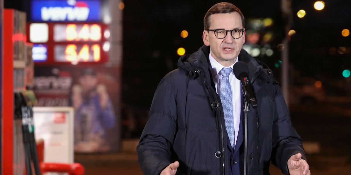 Premier Morawiecki ma nadzieję, że powrót do stawek VAT na paliwa nie przyczyni się do wzrostu cen na stacjach.