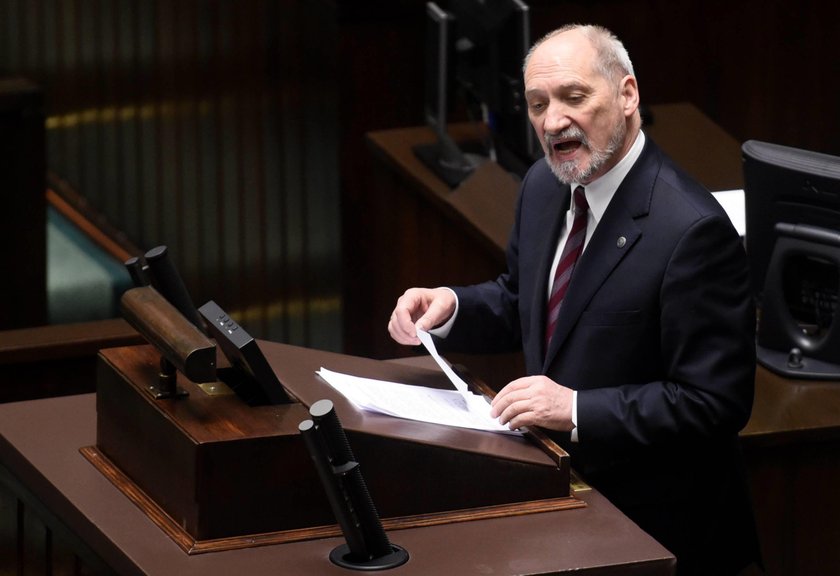 Macierewicz bije się w piersi w Sejmie. „Wytykanie mi tego jest słuszne”