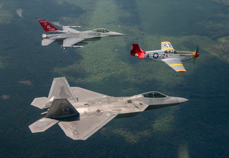 F-16, F-35 i P-51 Mustang — czyli przeszłość, teraźniejszość i przyszłość US Air Force na jednym zdjęciu