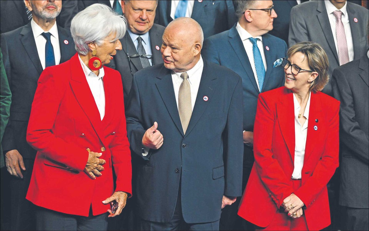 Adam Glapiński, prezes NBP, znów może zaostrzyć swoje nastawienie w polityce pieniężnej. Christine Lagarde, prezes EBC (z lewej), kontynuuje obniżki stóp procentowych.
