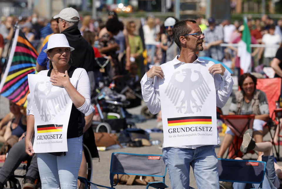 Protest w Niemczech przeciwko obostrzeniom mającym powstrzymać pandemię koronawirusa. Stuttgart