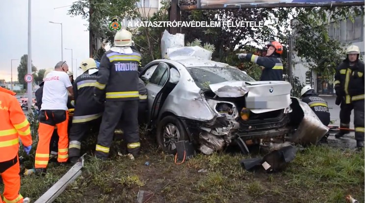 A felismerhetetlenségig összetört roncsból a budapesti tűzoltók vágták ki az autóban ülő fiatal fiút és lányt, majd a mentőknek átadták őket.