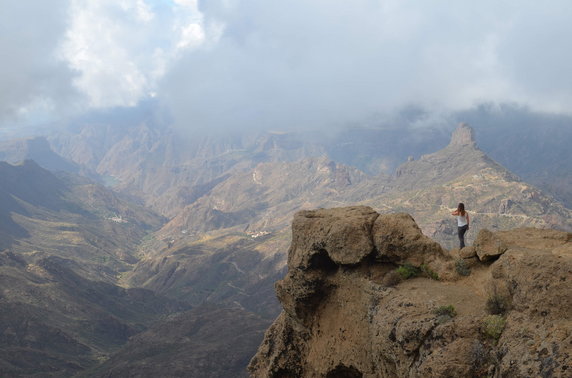 Formacje skalne przy Roque Nublo. W oddali widoczny Roque Bentayga. Gran Canaria. 