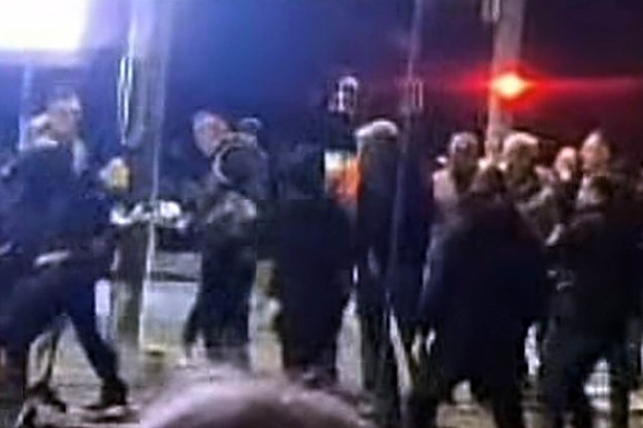 (VIDEO) SNS AKTIVISTI NAPADNUTI NA ZVEZDARI Oglasili se iz stranke: "Reč je o grupi građana koji su označeni kao pripadnici tzv. 'Zborova'"