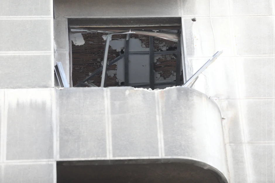 Oštećen plafon i prozori u stanu u kojem je eksplodirala bomba u Kosovskoj ulici