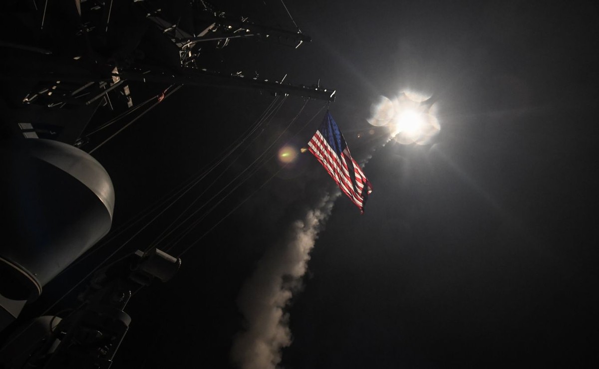 USA zaatakowały bazę lotniczą w Syrii. Damaszek: To jawny akt agresji, który stawia USA w jednym szeregu z ISIS