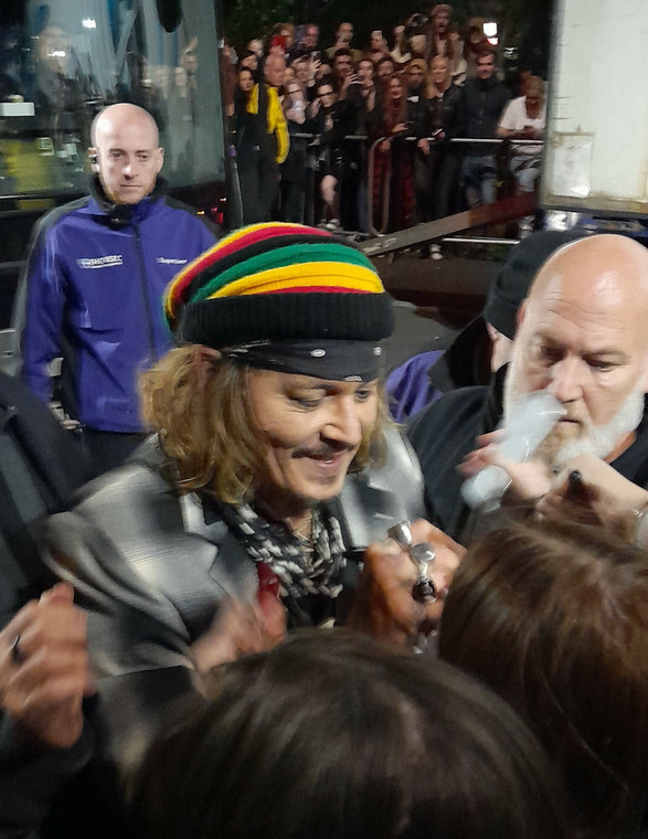 Johnny Depp oblegany przez fanów w Manchesterze