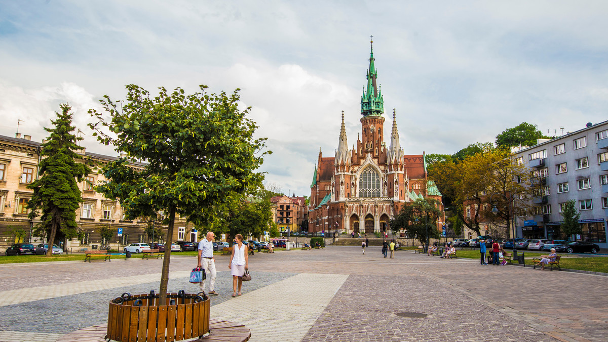 Kraków to miasto rynków. Jest ich mnóstwo. Ale ten jest wyjątkowy ze względu zarówno na swoją historię jak i kształt oraz otoczenie. Warto odwiedzić rynek podgórski.