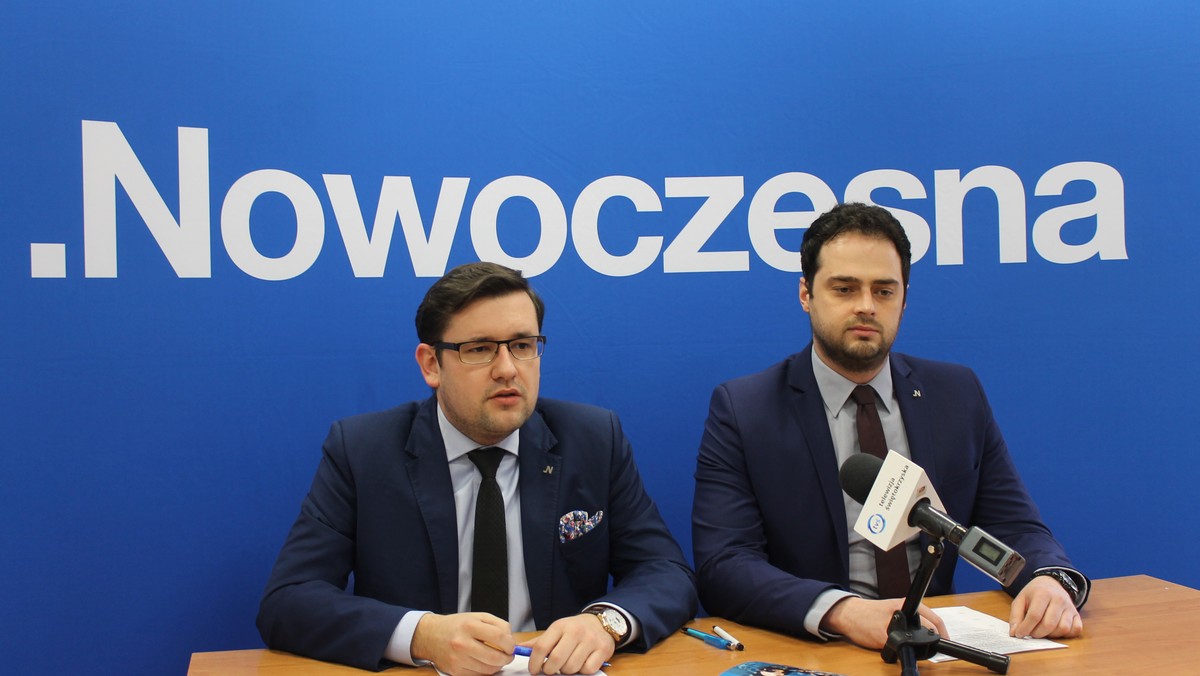 Dziś wieczorem poznamy nazwisko osoby, która stanie na czele świętokrzyskich struktur Nowoczesnej. O to stanowisko ubiega się trzech kandydatów: Mateusz Żukowski, Mateusz Sabat i Rafał Kasprzyk. Coraz głośniej mówi się także o tym, że Adam Cyrański, obecny poseł partii Ryszarda Petru, powalczy w przyszłorocznych wyborach o fotel prezydenta Kielc.