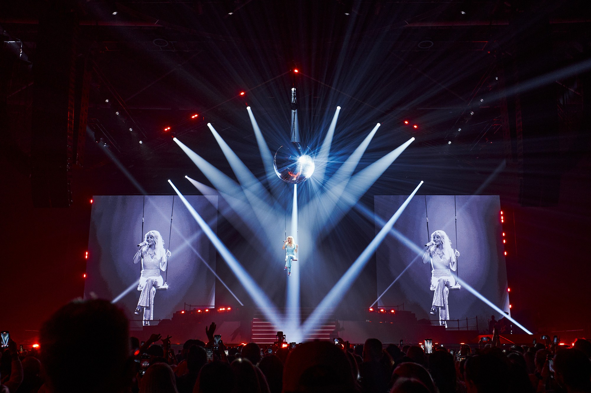 Speváčka Dara Rolins.