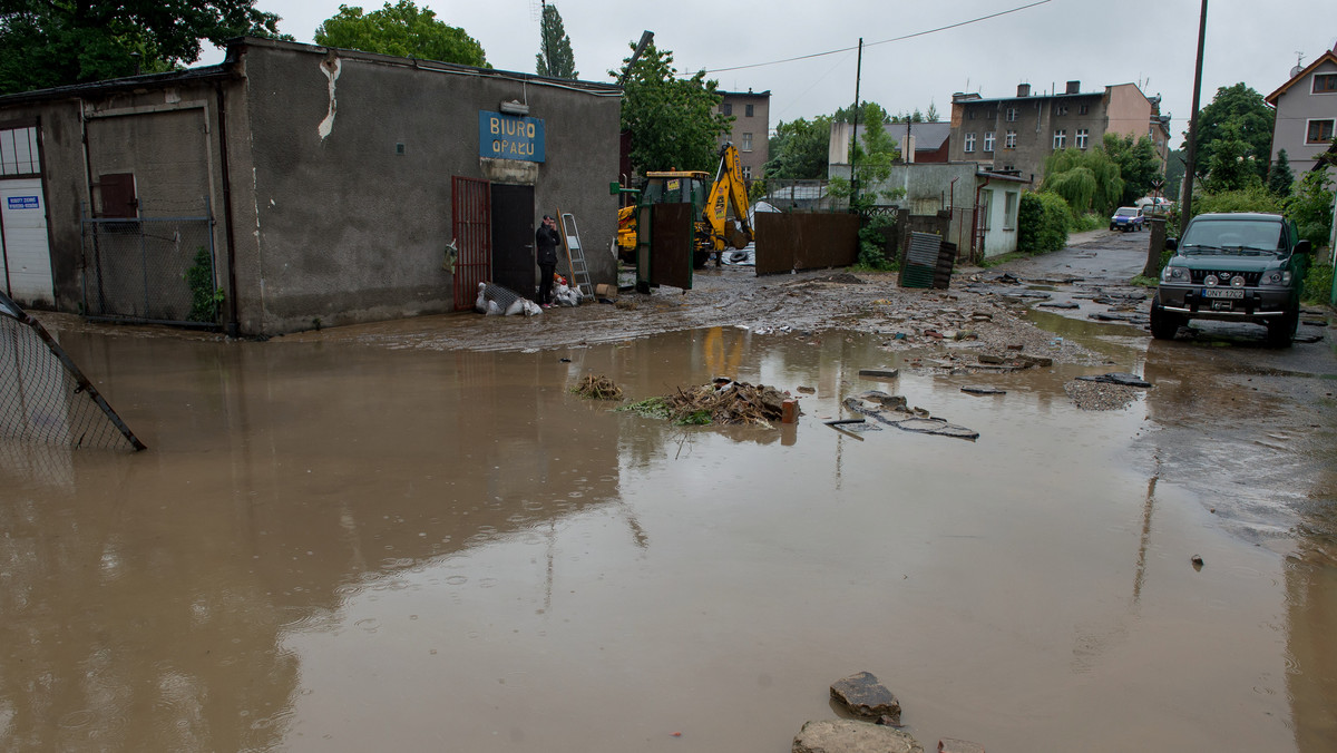 Kilkaset zalanych domów, uszkodzone ulice, drogi, połamane drzewa - to bilans nawałnic, które od wtorku do czwartku przeszły nad Polską. Od piorunów zginęły dwie osoby.