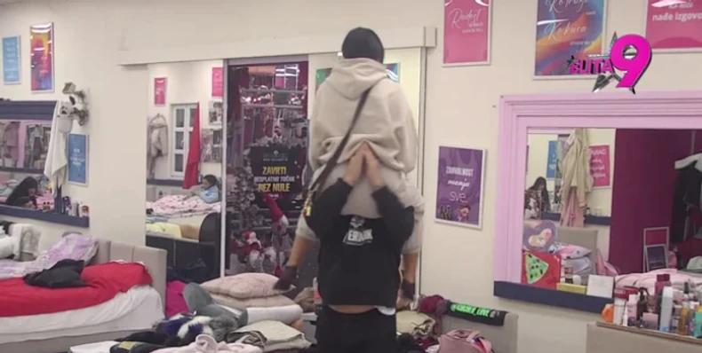 Luka stavio glavu između Anitinih nogu usred bela dana: Ne mogu da obuzdaju strasti