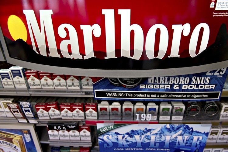 <b>Miejsce 9. Marlboro</b>
<br>
<br><b>Wartość marki:</b> 67,341 mln dolarów
<br><b>Zmiana wartości marki w ciągu ostatniego roku:</b> -3%
<br><b>Pozycja w poprzednim rankingu:</b> 8
<b>
Najpotężniejsza tytoniowa marka na świecie zanotowała spadek o jedną pozycję. To niewiele, zważywszy na światowy trend odwrotu od tradycyjnych papierosów. Dalsza przyszłość marki zależy przede wszystkim od tego, jak jej rozwojem pokieruje koncern Philip Morris International. Póki co, jej najlepszym ambasadorem na świecie są dwa zespoły Formuły 1 - Ferrari oraz McLaren.